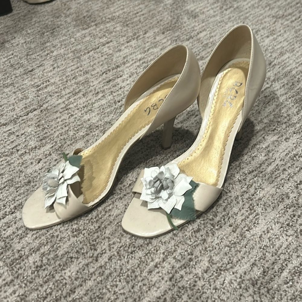 BCBG beige nude floral heels 9.5